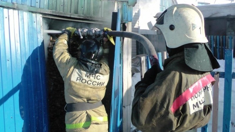 Спасатели МЧС России ликвидировали пожар в частной хозяйственной постройке в Мариинском МО