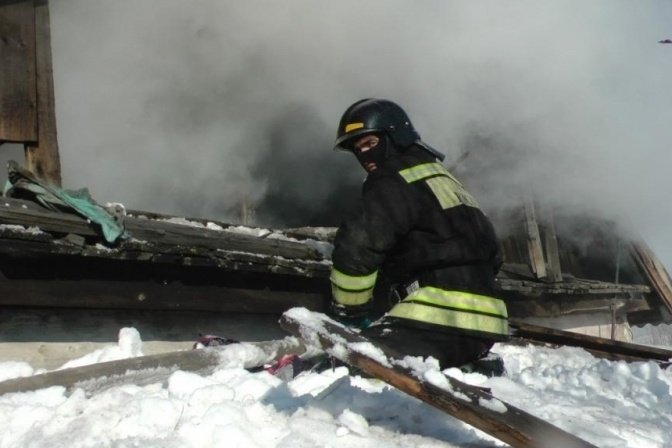 Спасатели МЧС России ликвидировали пожар в частном нежилом доме в Мариинском МО