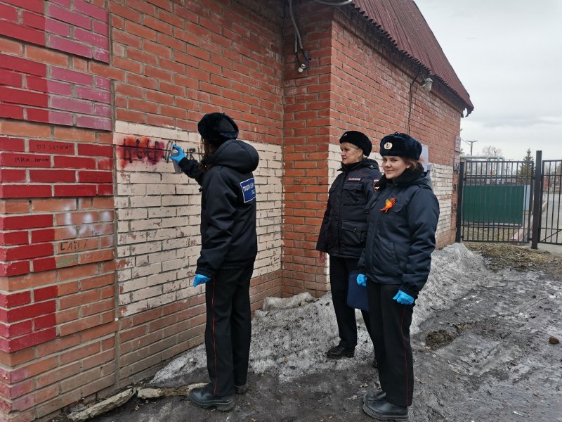 В Мариинске полицейские, школьники и студенты провели рейд по уничтожению наркорекламы