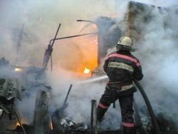 Спасатели МЧС России ликвидировали пожар в частном двухквартирном жилом доме, хозяйственной постройке в Мариинском МО