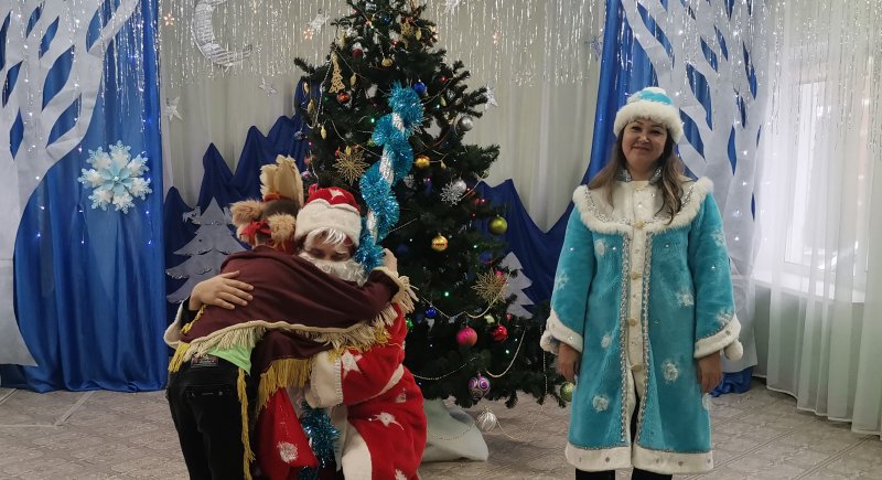 В Мариинске полицейский Дед Мороз подарил новогоднюю сказку воспитанникам социально-реабилитационного центра