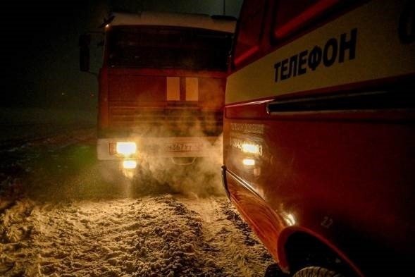 Спасатели МЧС России ликвидировали пожар в частных хозяйственных постройках в Мариинском МО