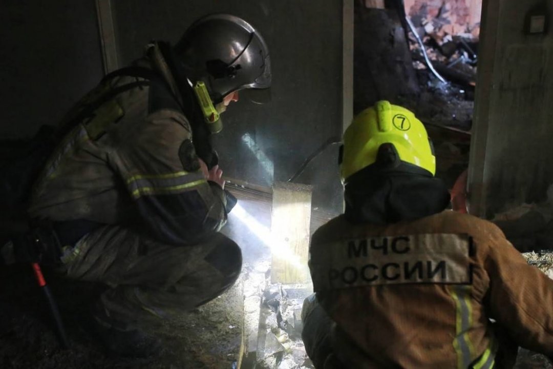 Спасатели МЧС России ликвидировали пожар в хозяйственной постройке в Мариинском МО