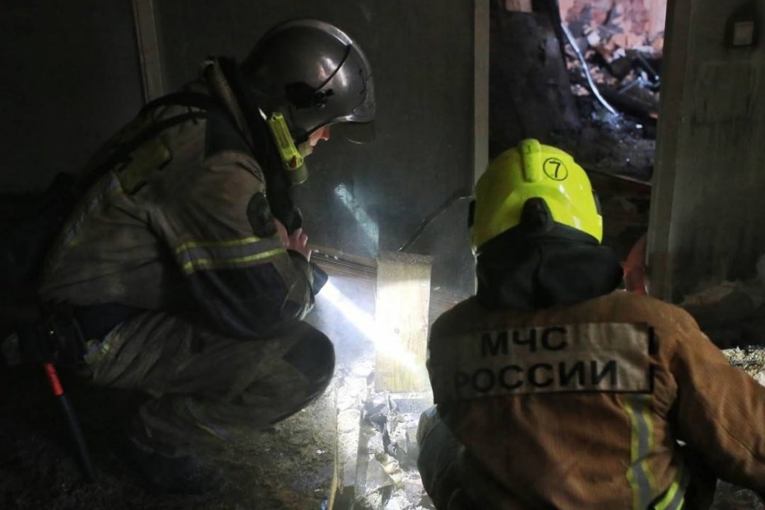 Сотрудники МЧС России ликвидировали пожар в частном неэксплуатируемом строении в Мариинском ГО